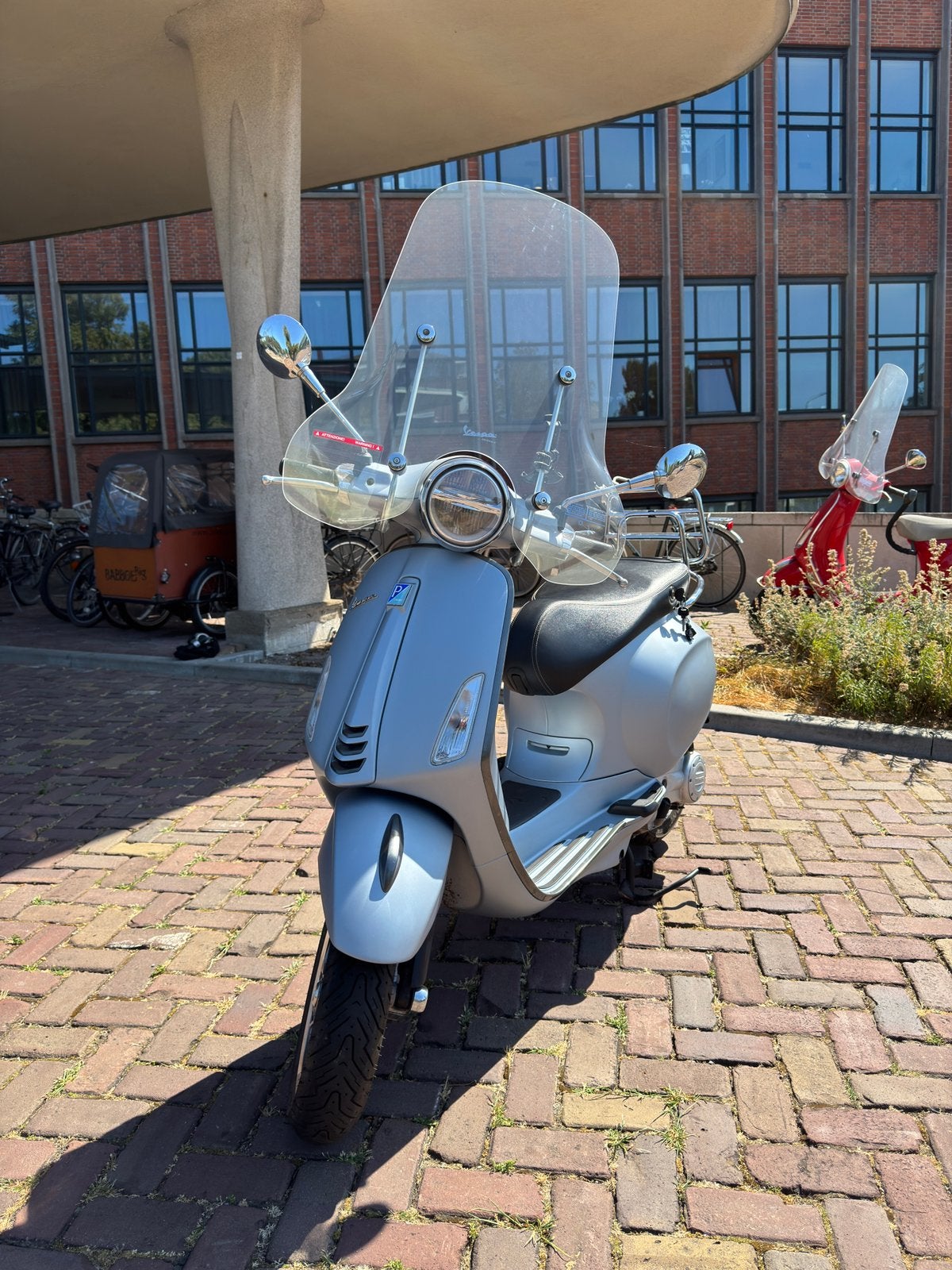 Vespa Primavera 50 E5 2021 | 45 km/u | 2 helmen, Fietsen en Brommers, Gebruikt, Overige modellen, Maximaal 45 km/u, Ophalen of Verzenden