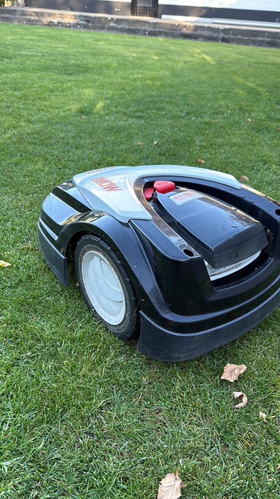 Zwarte robot maaier(s) Stihl te koop, Tuin en Terras, Robotmaaiers, Ophalen, Zo goed als nieuw, 20 tot 25 cm, Met regensensor