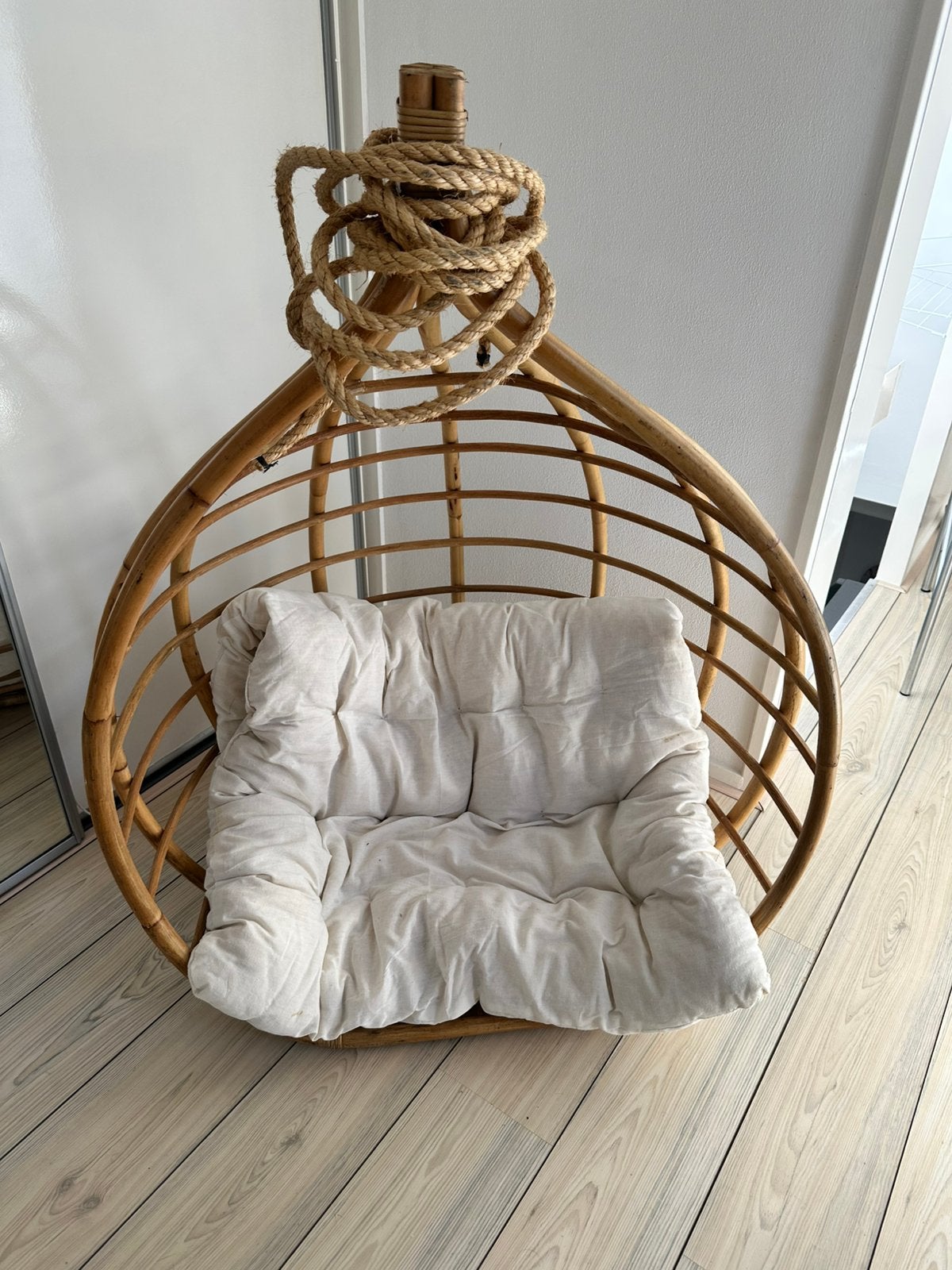 Rotan hangstoel met kussen, Ophalen, Zo goed als nieuw