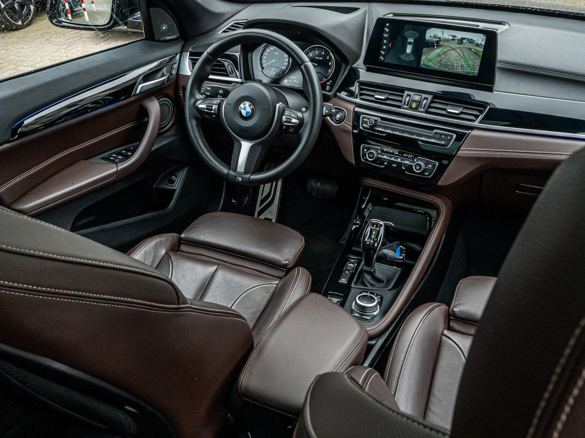 BMW X1 xDrive20i High Exe M-Sport PANO 19 INCH HARMAN KARDON, Auto's, 1998 cc, Gebruikt, 2000 kg, Zwart
