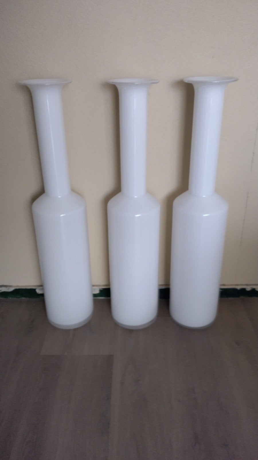 Set van 3 strakke witte vazen - 82 cm hoog, Antiek en Kunst, Antiek | Vazen, Ophalen of Verzenden