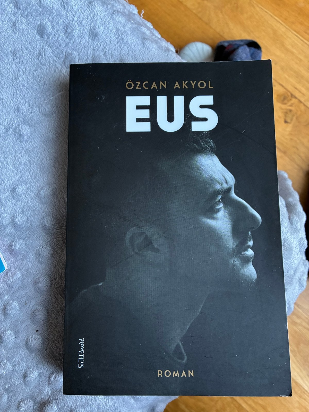 Boek: Eus - Özcan Akyol (Roman), Ophalen of Verzenden, Zo goed als nieuw, Nederland