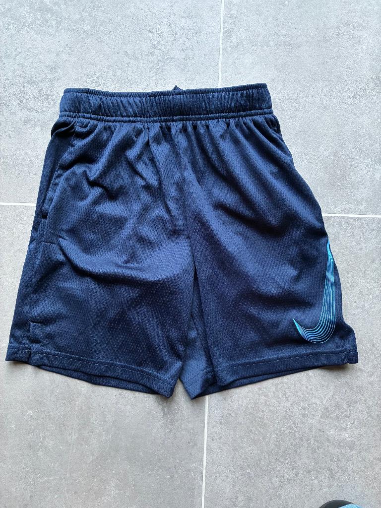 Korte jongensbroek Nike donkerblauw maat M (137-147), Ophalen of Verzenden, Zo goed als nieuw, Jongen of Meisje, Broek