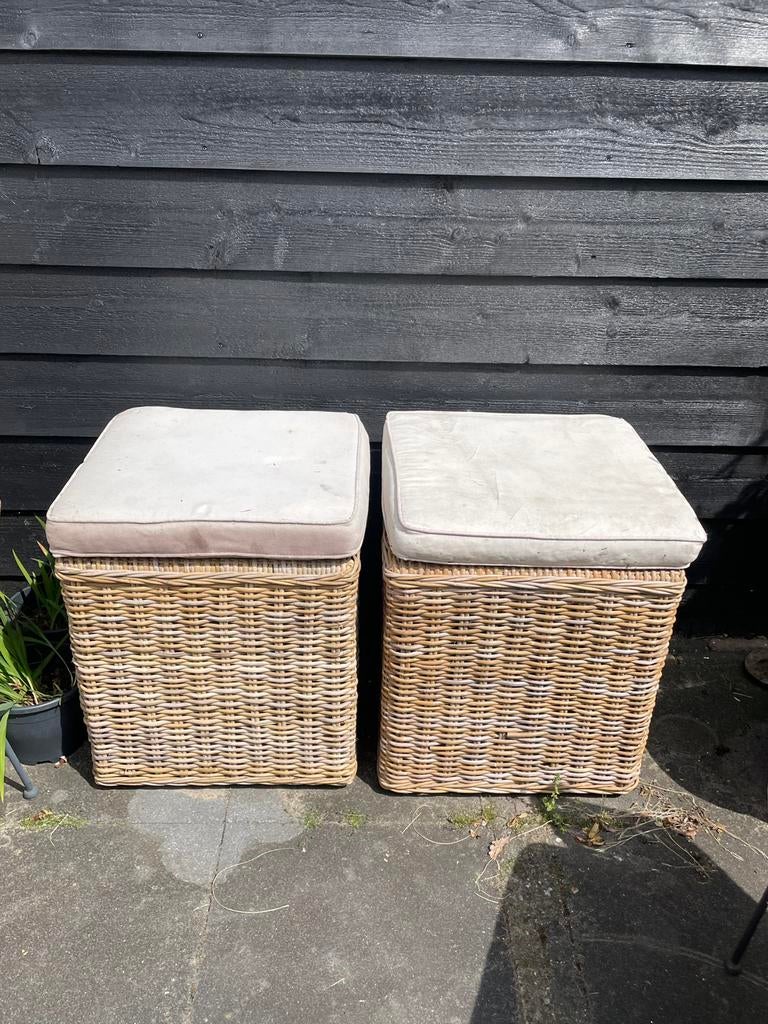 Twee x rotan poef met kussen, Ophalen, Zo goed als nieuw