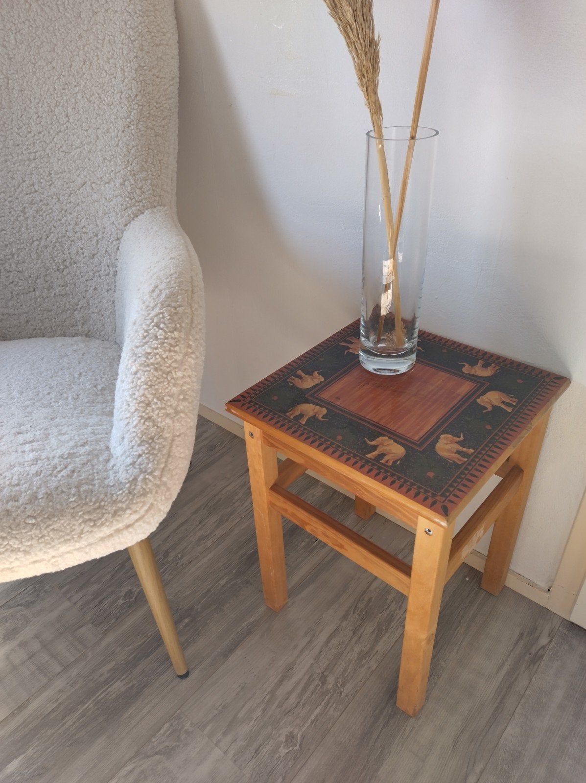 Vintage bijzettafeltje met olifantjes en lieve tekst, Huis en Inrichting, Tafels | Bijzettafels, Minder dan 45 cm, Minder dan 55 cm