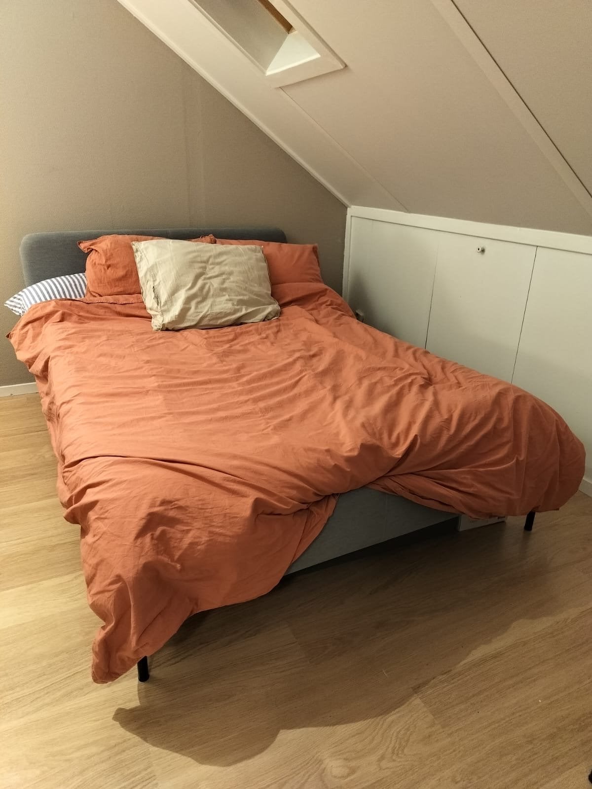 IKEA Slattum bedframe 140x200cm grijs met lattenbodem, Ophalen, Tweepersoons, 140 cm, Zo goed als nieuw