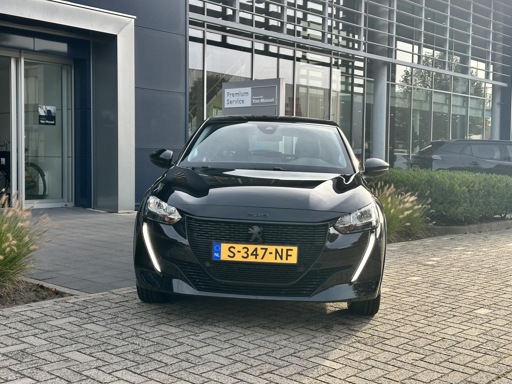 Peugeot e-208 EV Active 50 kWh Apple carplay, Auto's, Zwart, Origineel Nederlands, 362 km, 1430 kg