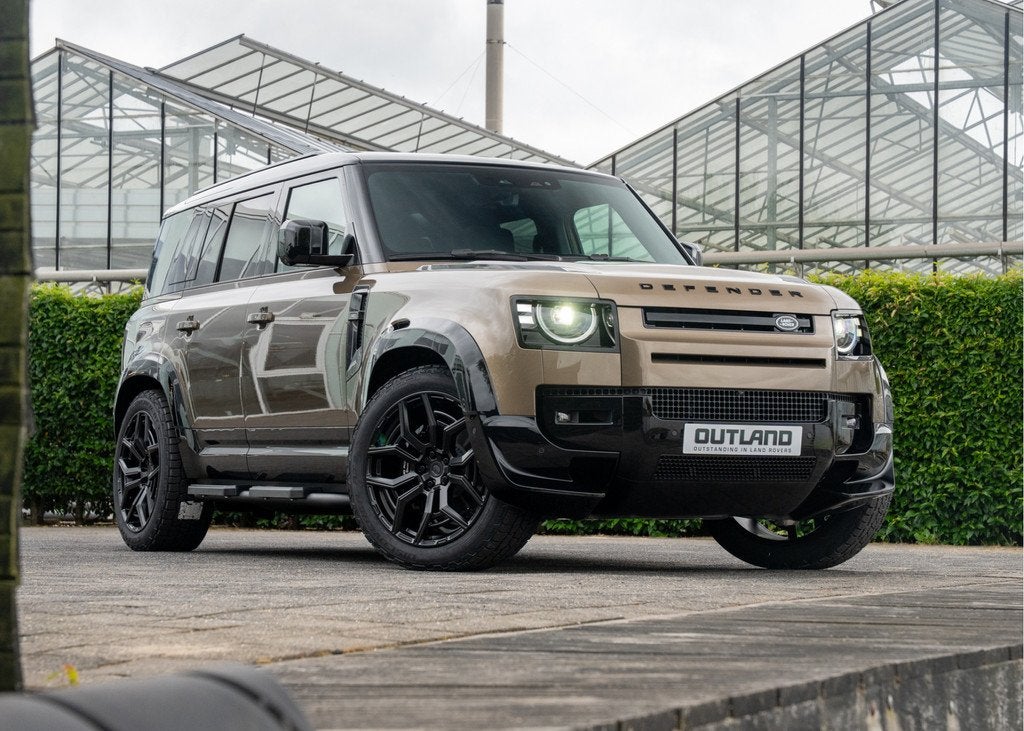 Land Rover Defender 110 P300e 110 X-Dynamic HSE | Outland Ed, Auto's, Land Rover, Gebruikt, Zwart, 4 cilinders, Bruin