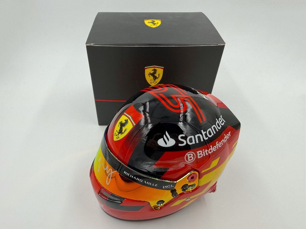 1/2 helm helmet F1 Sainz 2024 (Ferrari) signed, Verzamelen, Ophalen of Verzenden, Nieuw, Formule 1