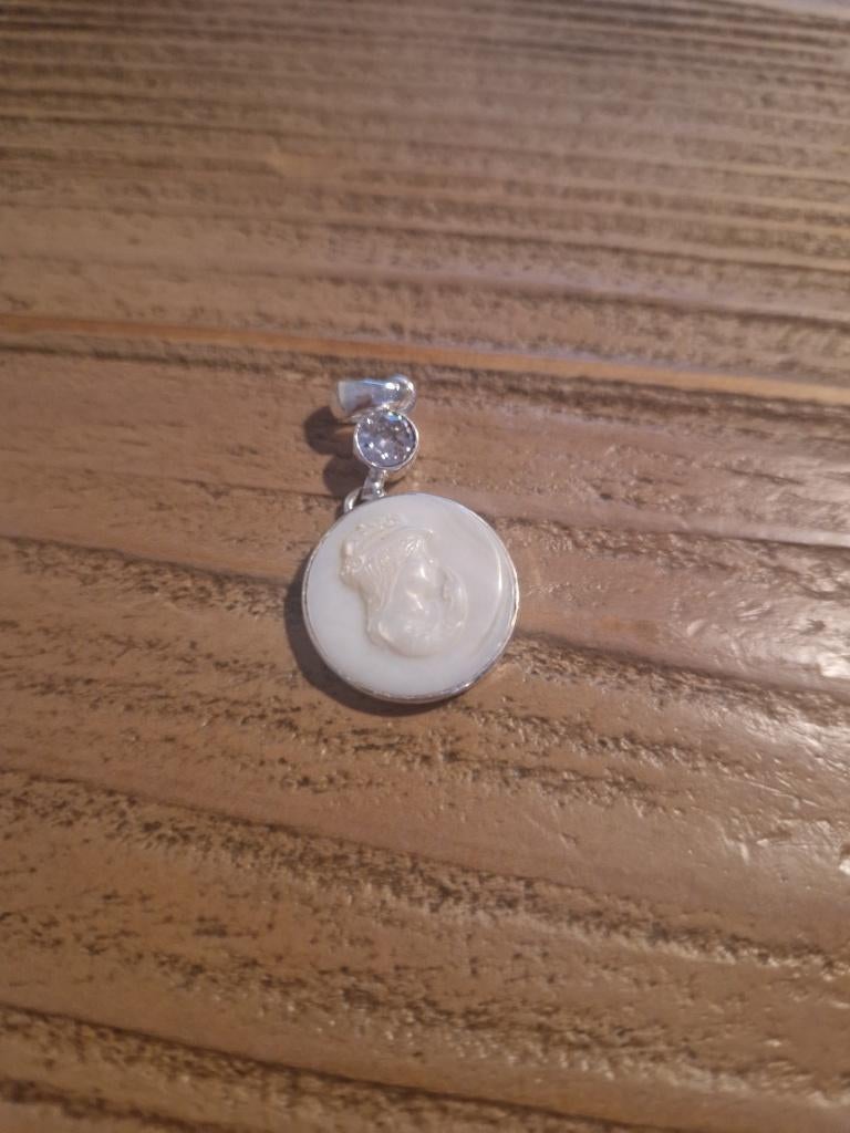Antieke, zilveren Camee van parelmoer., Ophalen of Verzenden, Zilver, Hanger, Met edelsteen