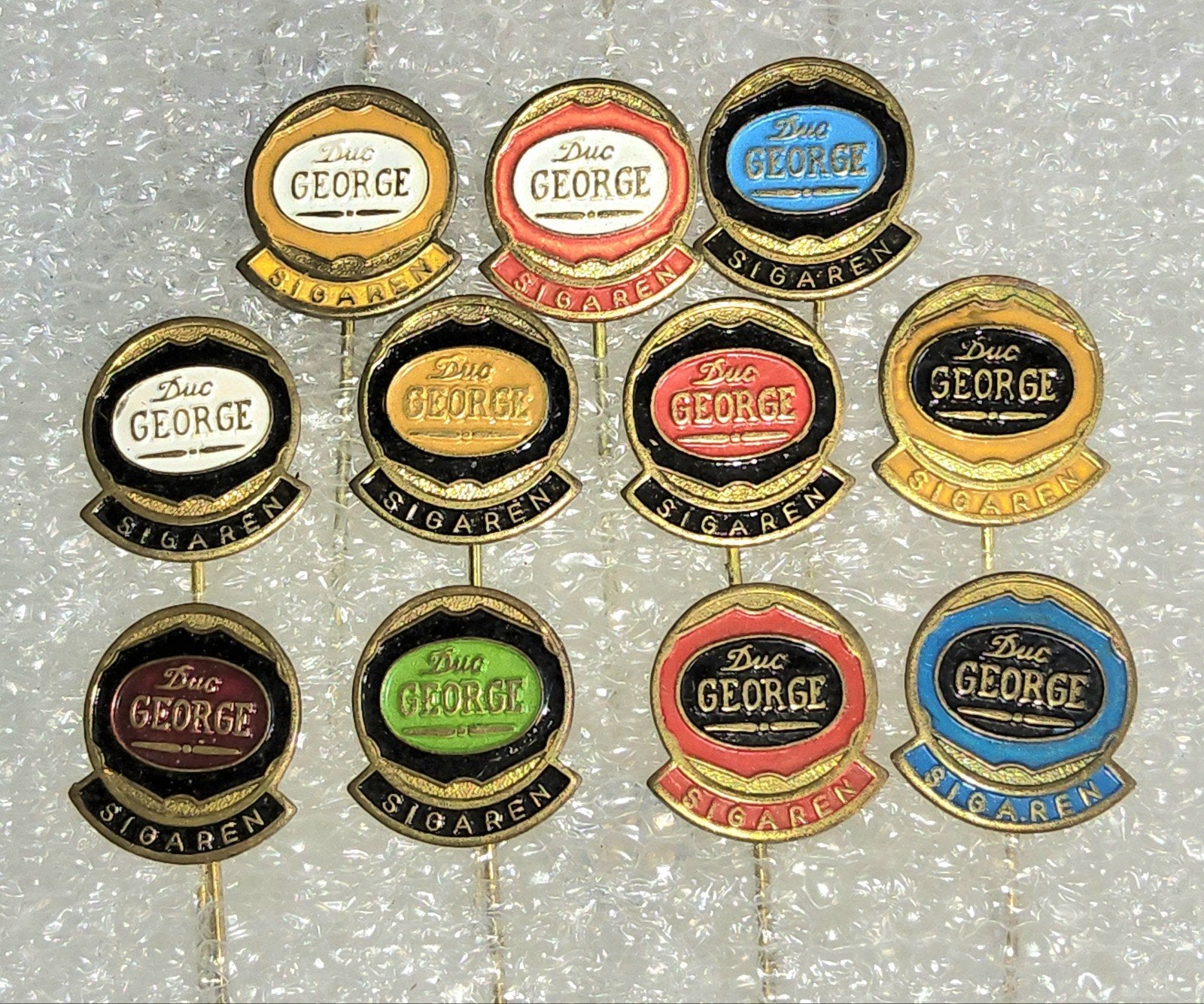 11 Speldjes Duc George Sigaren - Diverse Kleuren, Ophalen of Verzenden, Gebruikt, Overige onderwerpen, Speldje of Pin