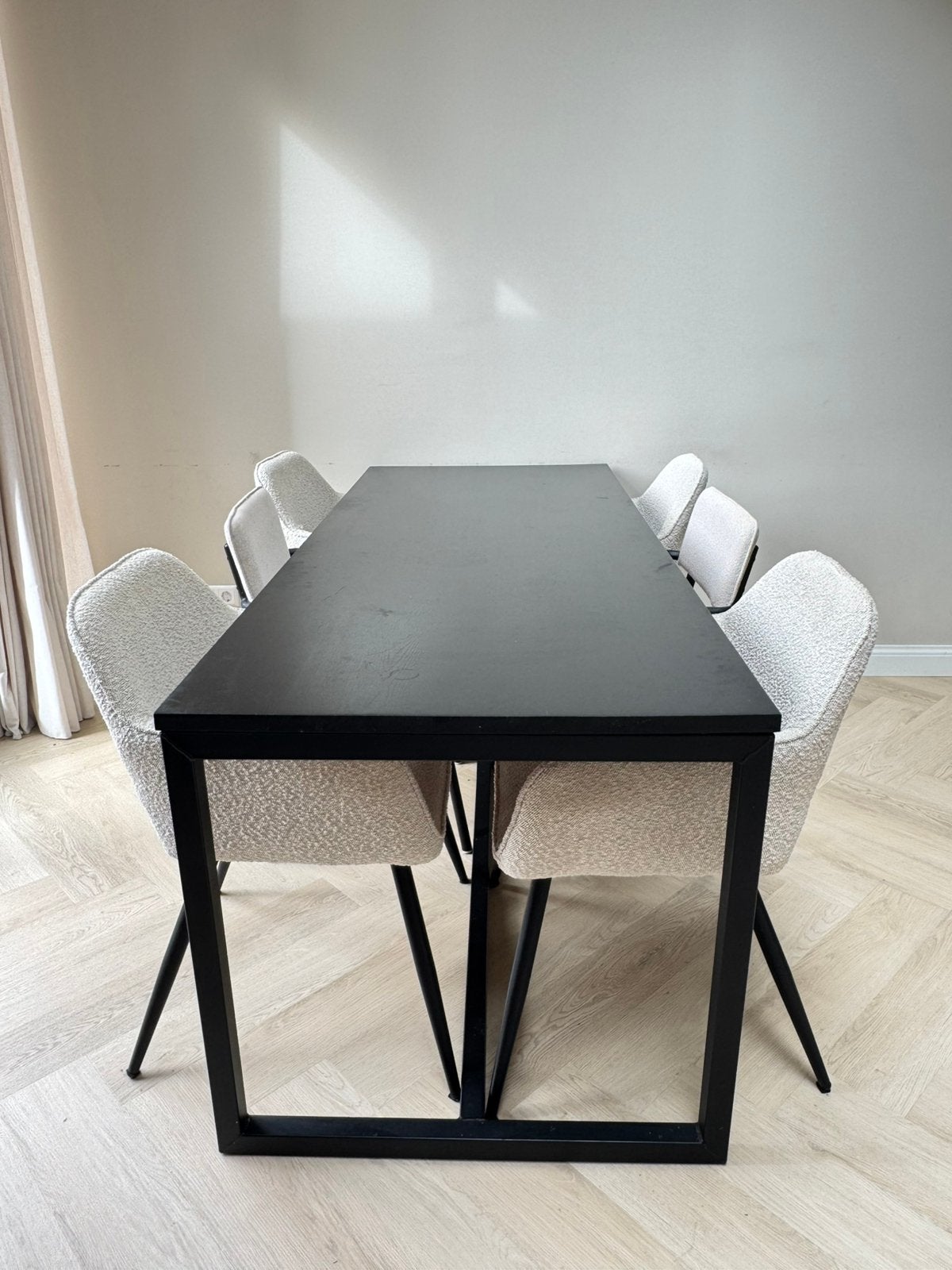 Foto 3 van Eettafel + 6 eetkamerstoelen – zwart hout & bouclé