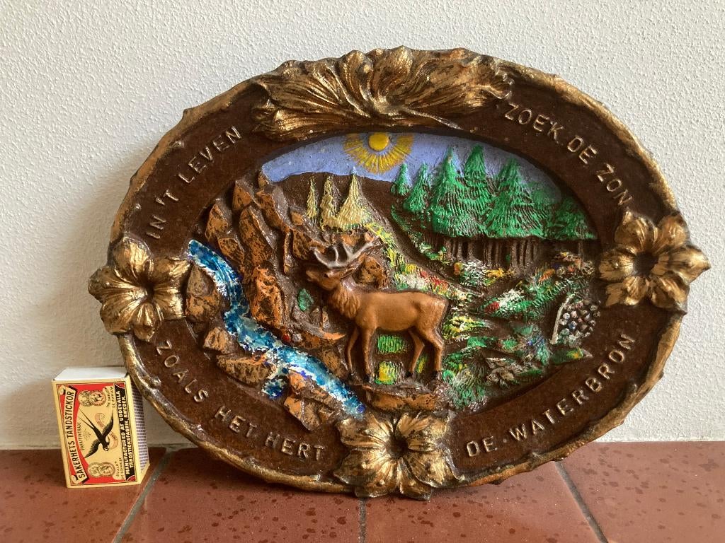 Kitsch ovaal wandbordje spreukbordje met hert dennenbomen, Ophalen of Verzenden