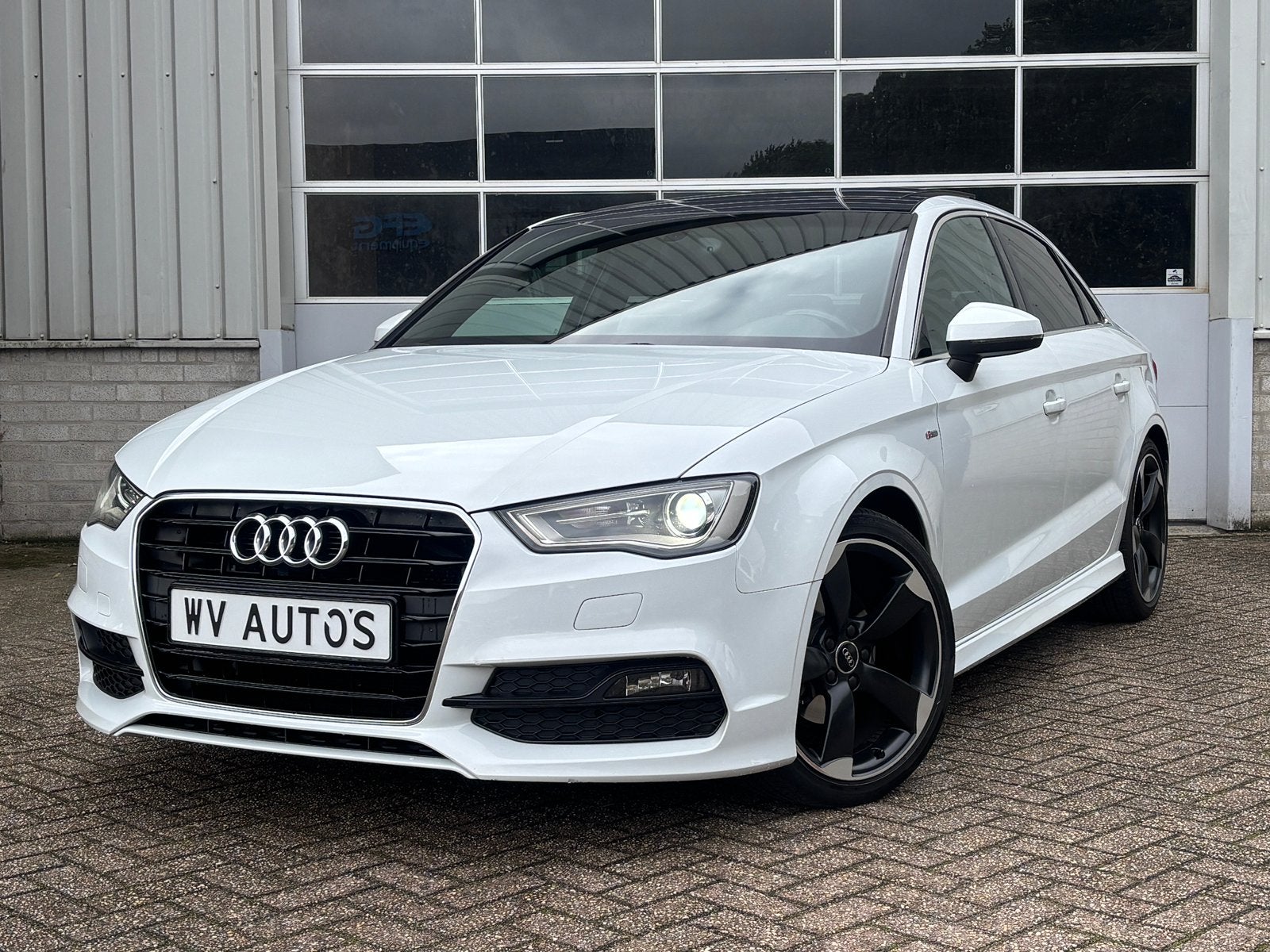 Audi A3 Limousine 2015 3x S-Line Aut 150pk - Wit Metallic, Parkeerassistent, 4 cilinders, Leder en Stof, Wit