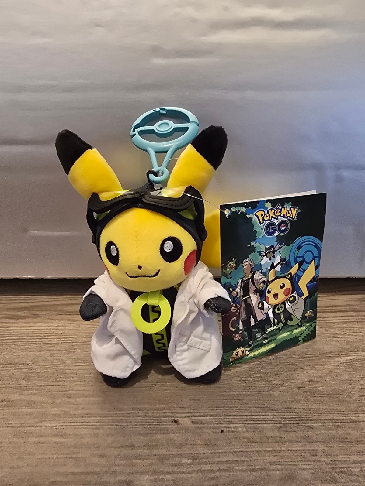 Pokemon go pikachu professor sleutelhanger knuffel Japan, Overige typen, Nieuw, Ophalen of Verzenden, Met label