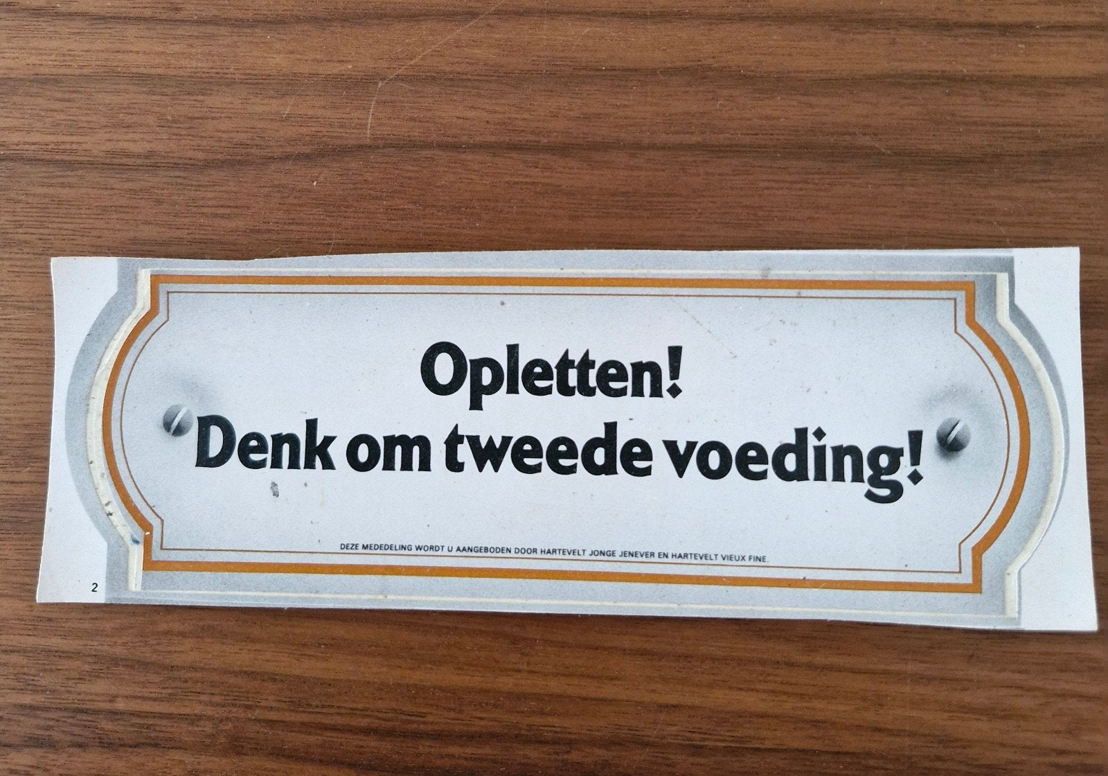 10171  Hartevelt Jenever Sticker: "Denk om tweede voeding!", Verzamelen, Ophalen of Verzenden, Gebruikt, Merk