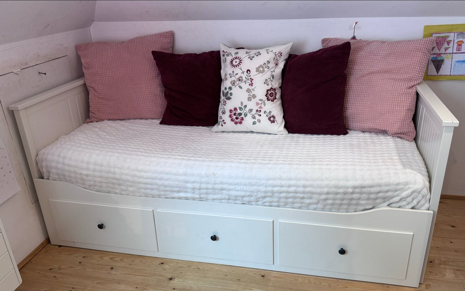 ZEER GOEDE STAAT IKEA HEMNES Bedbank met 3 lades, wit, Huis en Inrichting, Slaapkamer | Bedden, Ophalen, Eenpersoons, Wit, Zo goed als nieuw