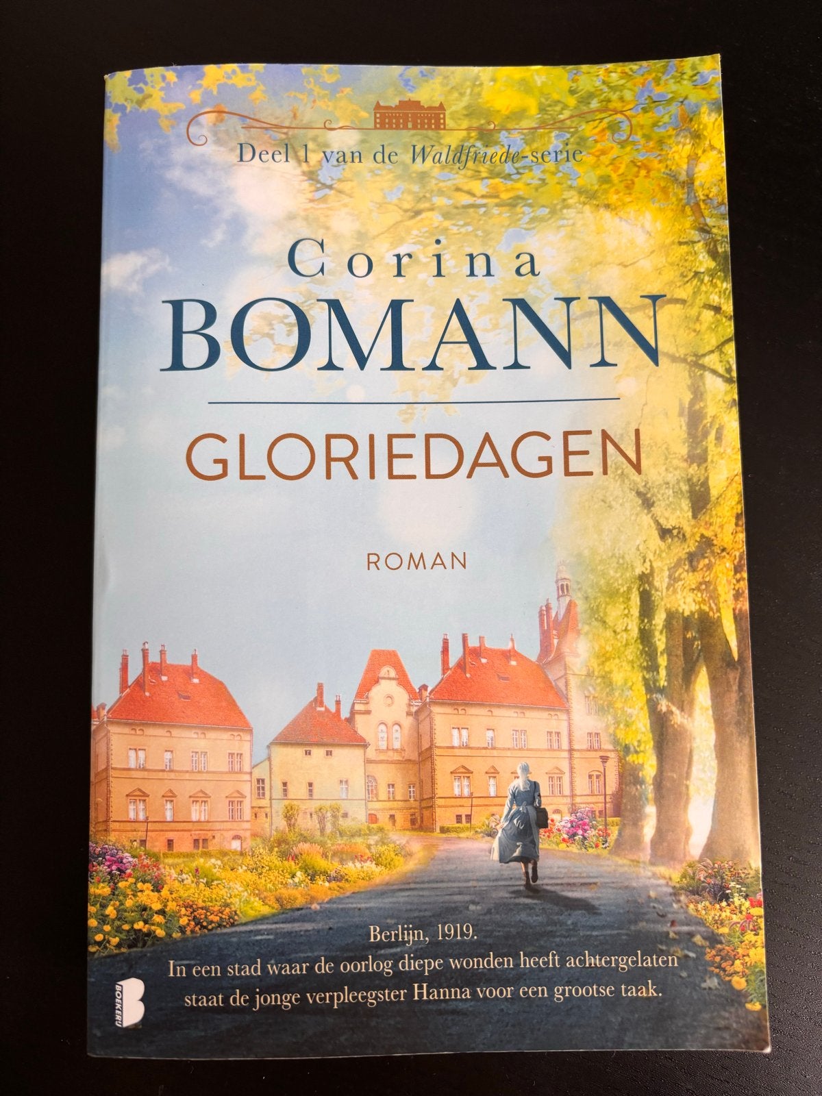 Gloriedagen - Corina Bomann (Deel 1 Waldfriede serie), Ophalen of Verzenden, Gelezen, Europa overig