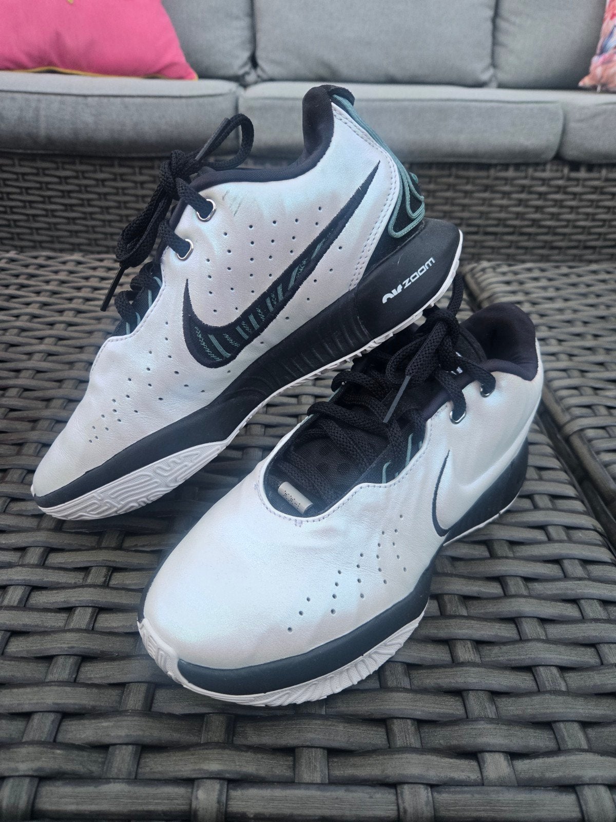 Nike Zoom sneakers - Zo goed als nieuw, Kleding | Dames, Schoenen, Ophalen, Wit, Nike, Sneakers of Gympen