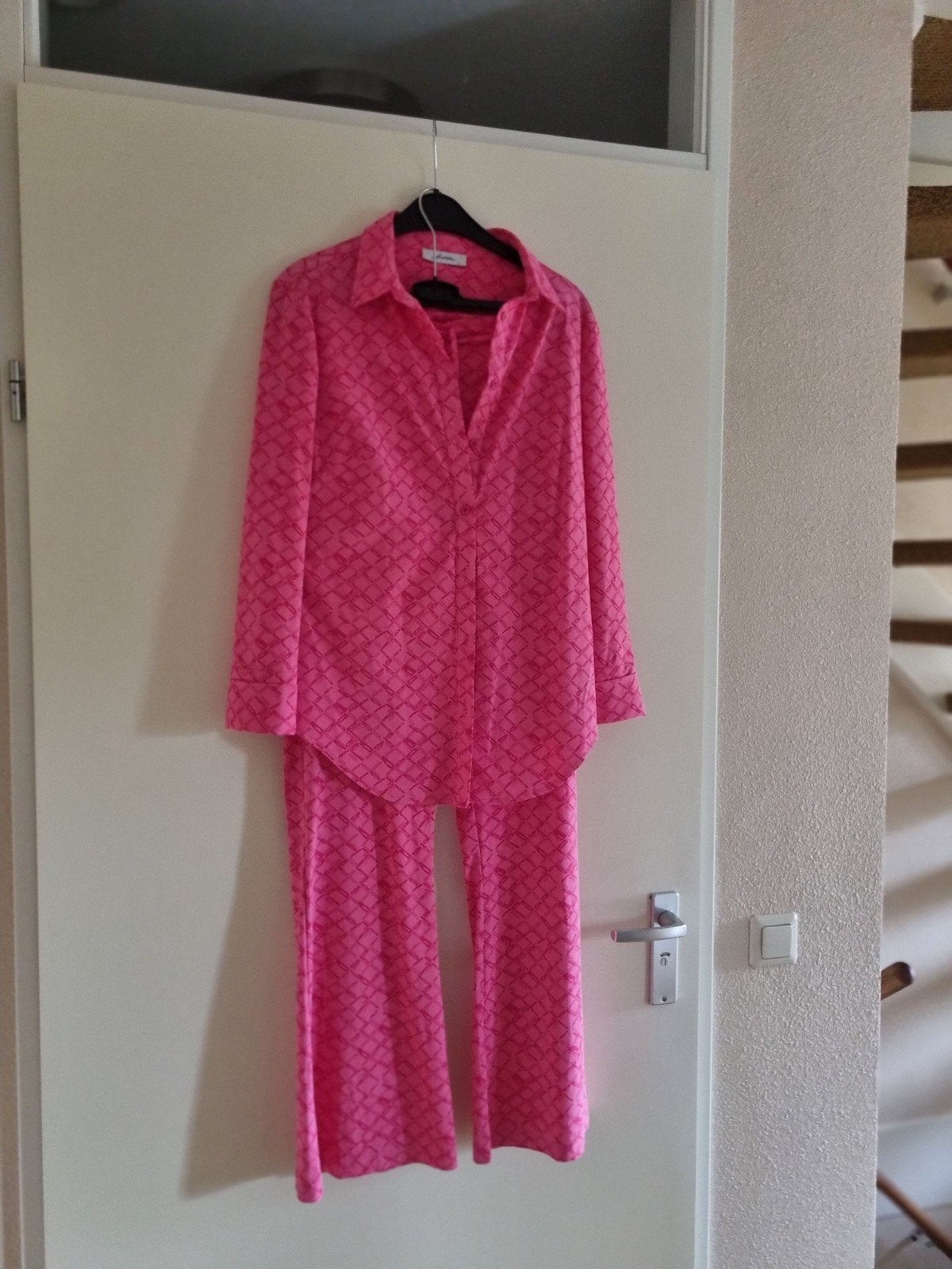 Roze Ambika travelstof broek met bijpassende blouse in maat, Maat 38/40 (M), Verzenden, Nieuw, Roze