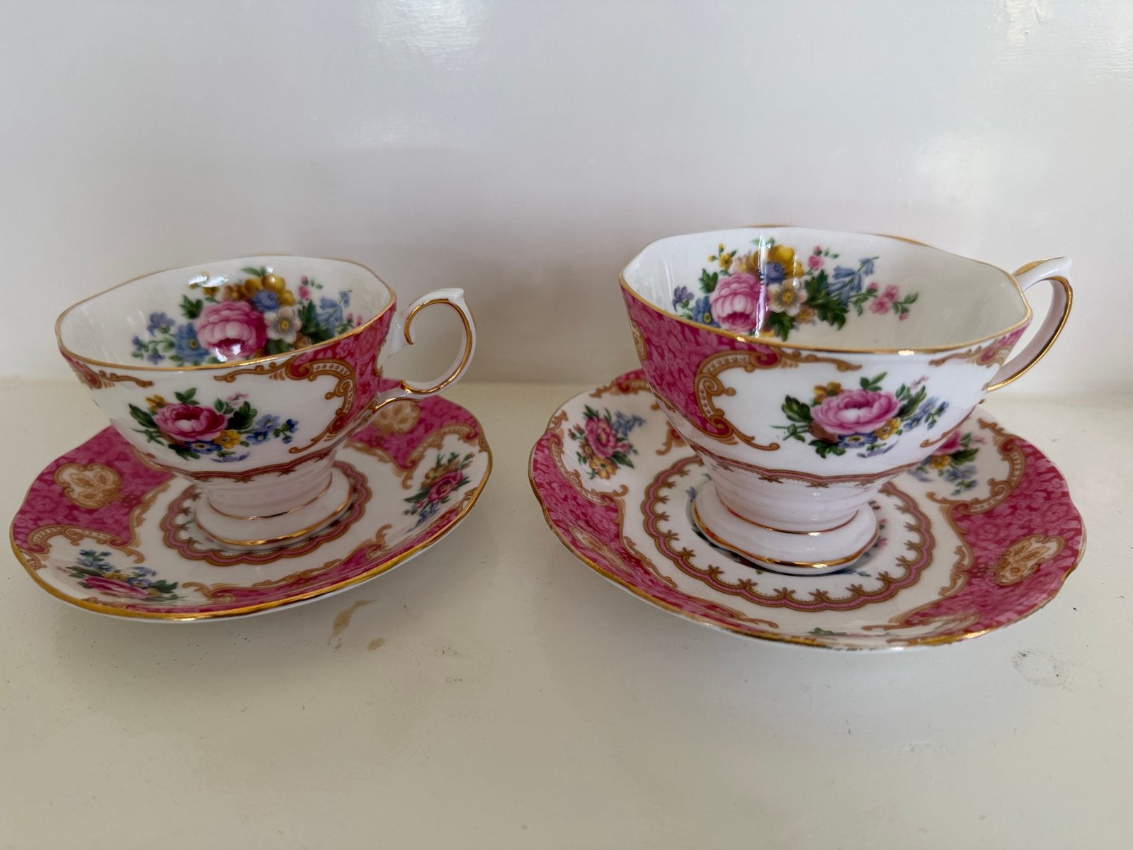 Royal Albert Lady Carlyle theekopjes en schotels (2 sets), Antiek en Kunst, Ophalen of Verzenden
