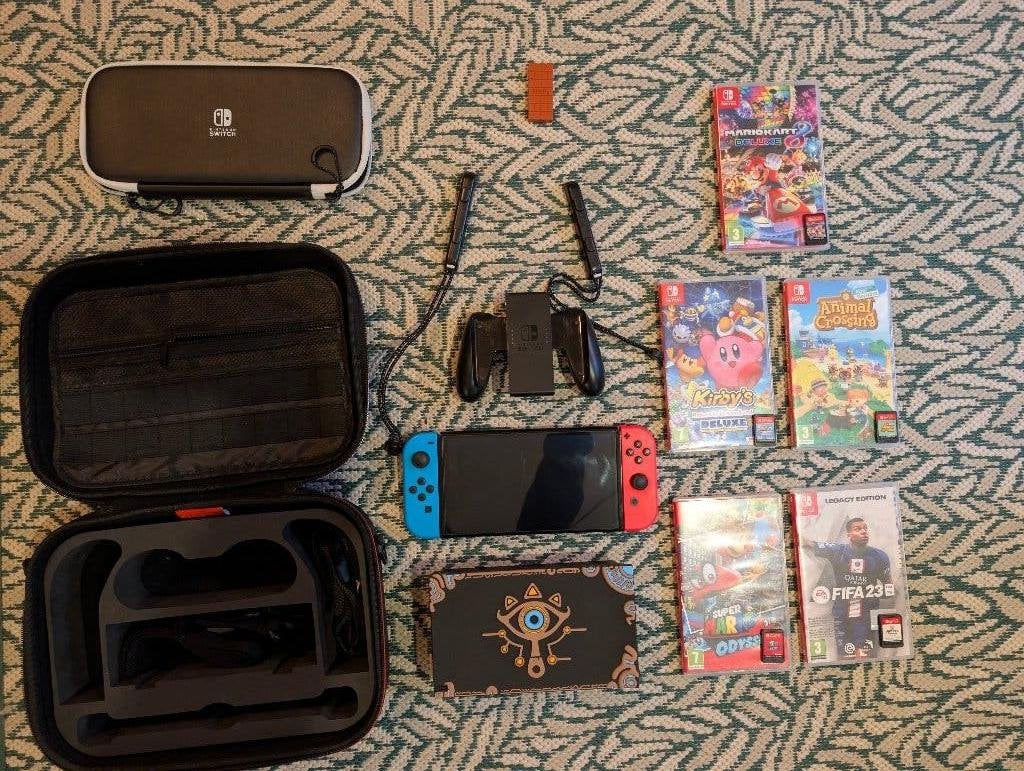 Nintendo Switch (V2) Set – 4 Games, Zelda Dock & 2 Cases, Spelcomputers en Games, Gebruikt, Ophalen of Verzenden, Zonder controller