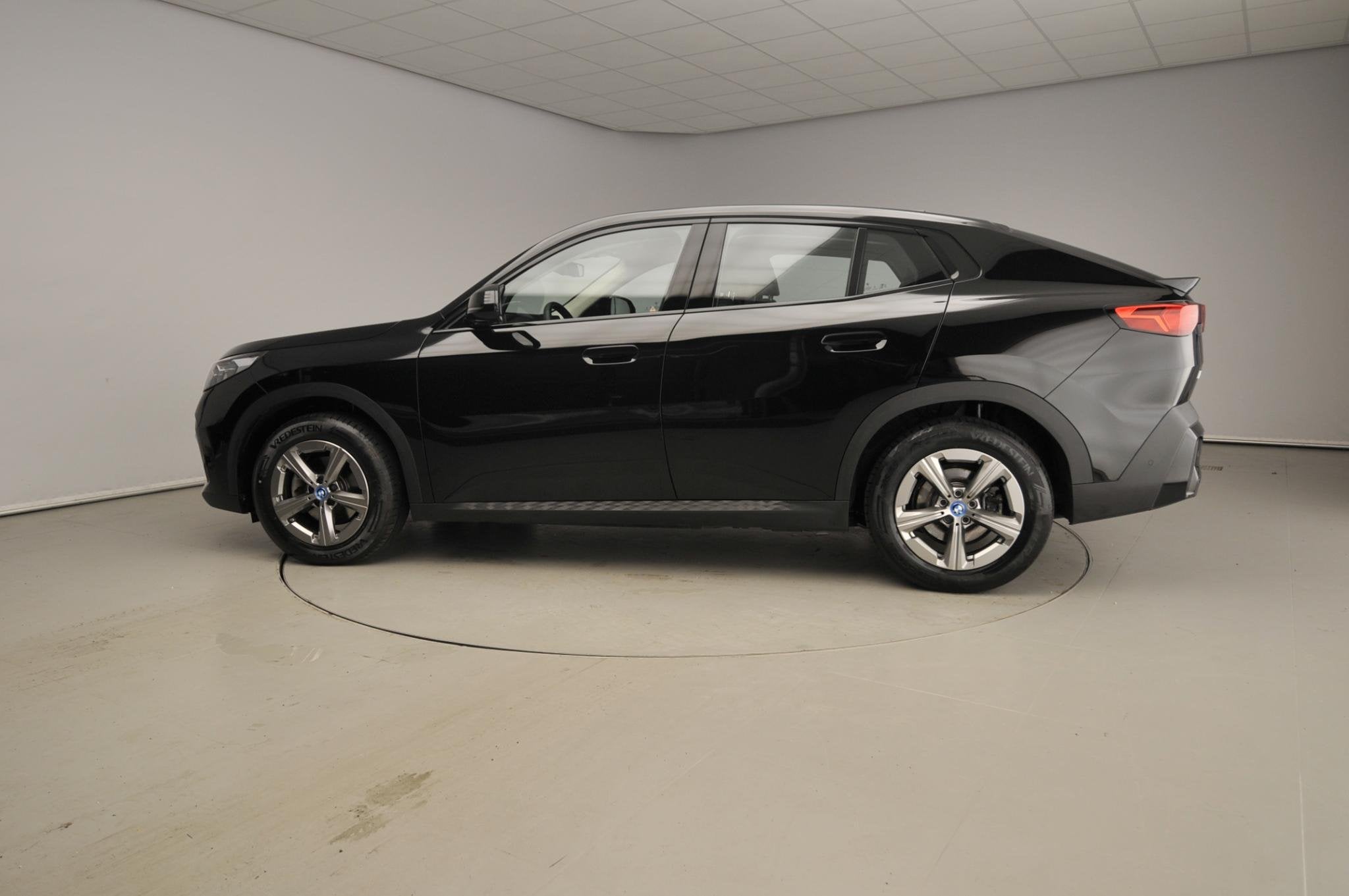 BMW iX2 eDrive20 | LED | Navigatie | Panoramadak | Sportstoe, Auto's, BMW, Dealer onderhouden, Parkeersensor, 750 kg, Met garantie (alle)