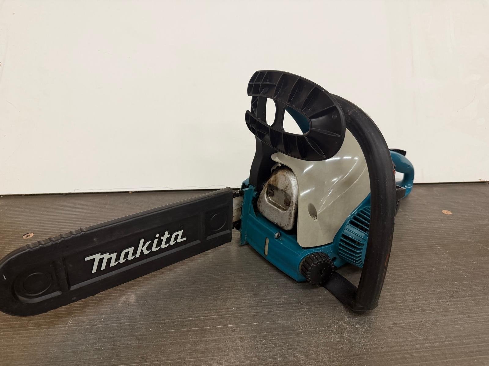 Makita Motorzaag op Brandstof - 35 cm Zwaard - Topconditie, Doe-het-zelf en Verbouw, Ophalen of Verzenden, Zo goed als nieuw, Kettingzaag