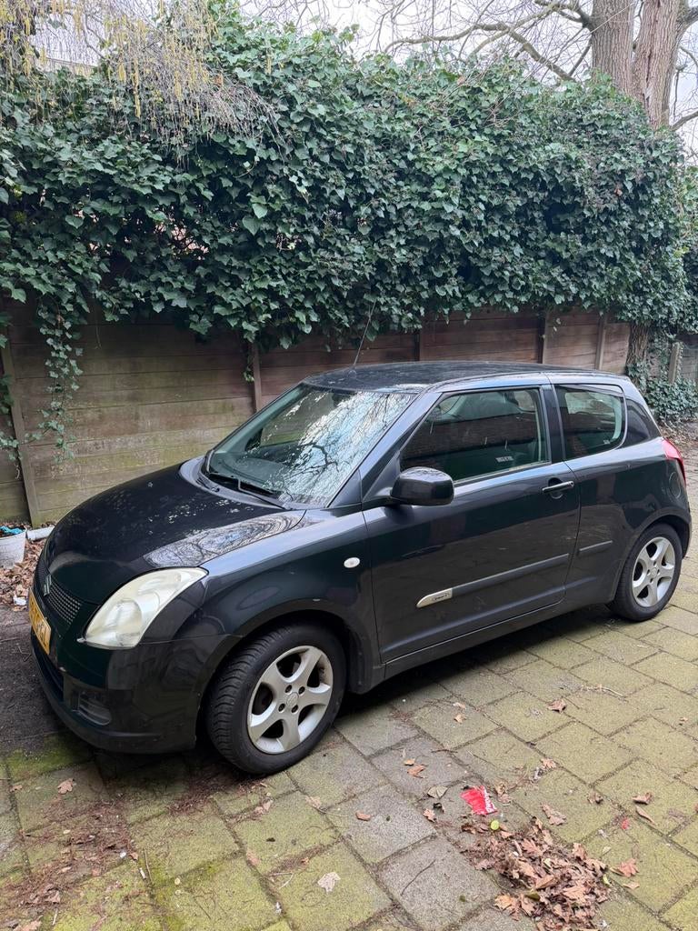 Suzuki Swift 1.3 3D 2006 Zwart, Auto's, 31 €/maand, Origineel Nederlands, Handgeschakeld, 1000 kg