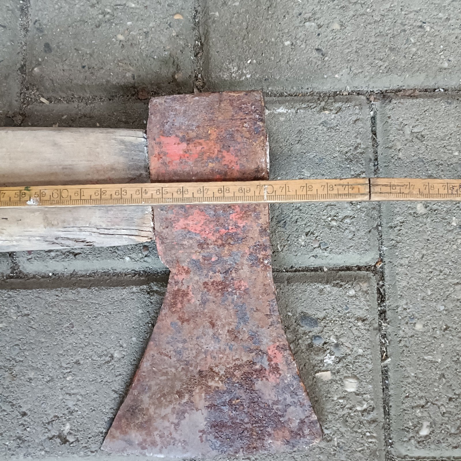 Oude bijl met houten steel - 1250 gram, Doe-het-zelf en Verbouw, Ophalen of Verzenden, Gebruikt, Overige typen, Overige merken