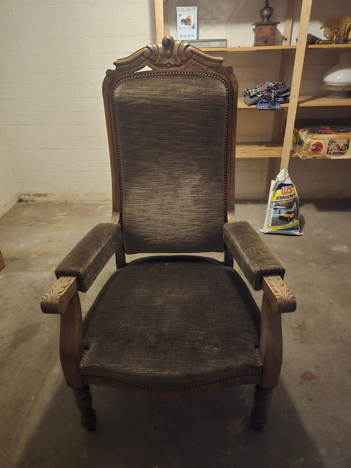 Antieke fauteuil met houtsnijwerk, Ophalen