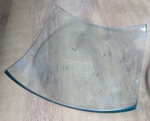 Zware glazen design schaal met omgebogen hoeken, Schaal, Vierkant, Ophalen of Verzenden, Glas