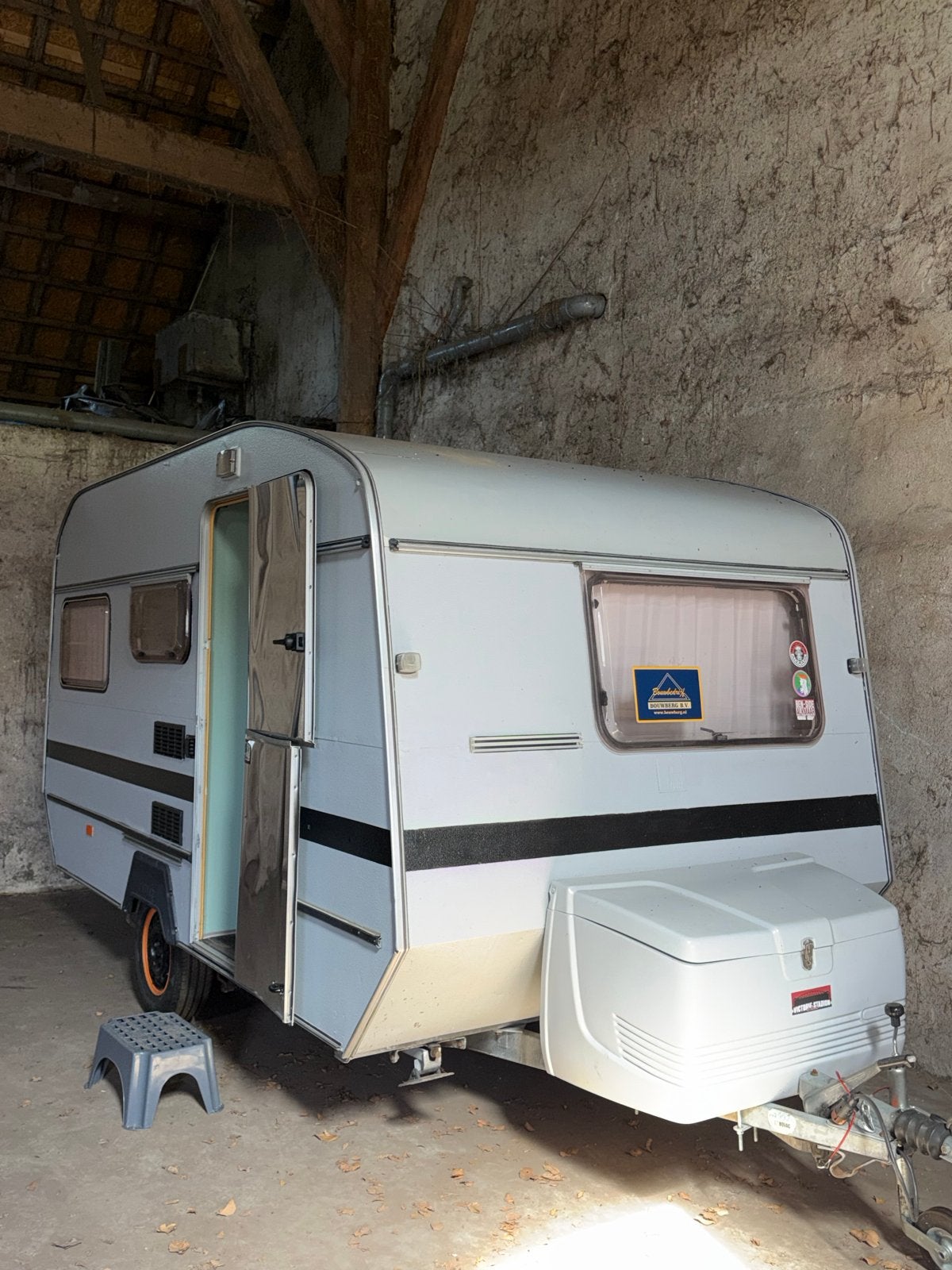 Leuke opgeknapte caravan, Caravans en Kamperen, Overige merken, Vast bed, 750 - 1000 kg, Particulier