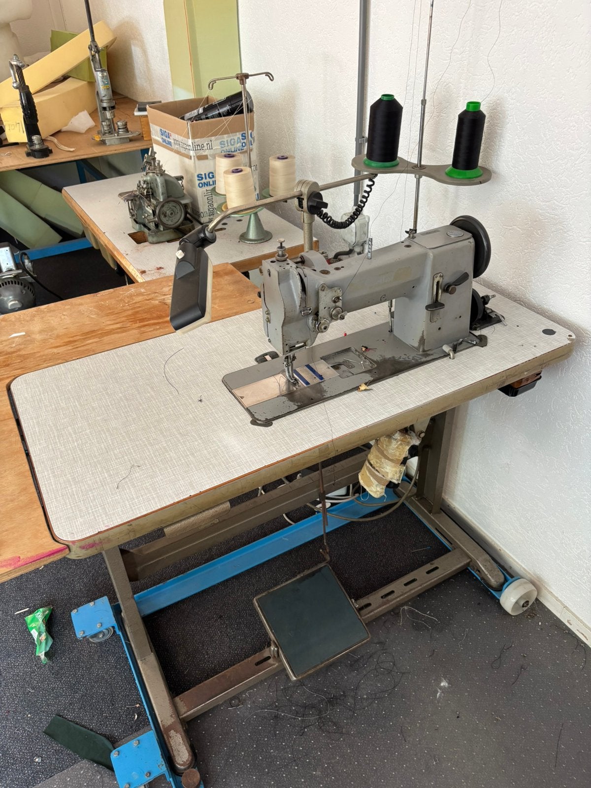 Inventaris meubelstoffeerderij, Hobby en Vrije tijd, Gebruikt, Naaimachine, Industrieel, Ophalen