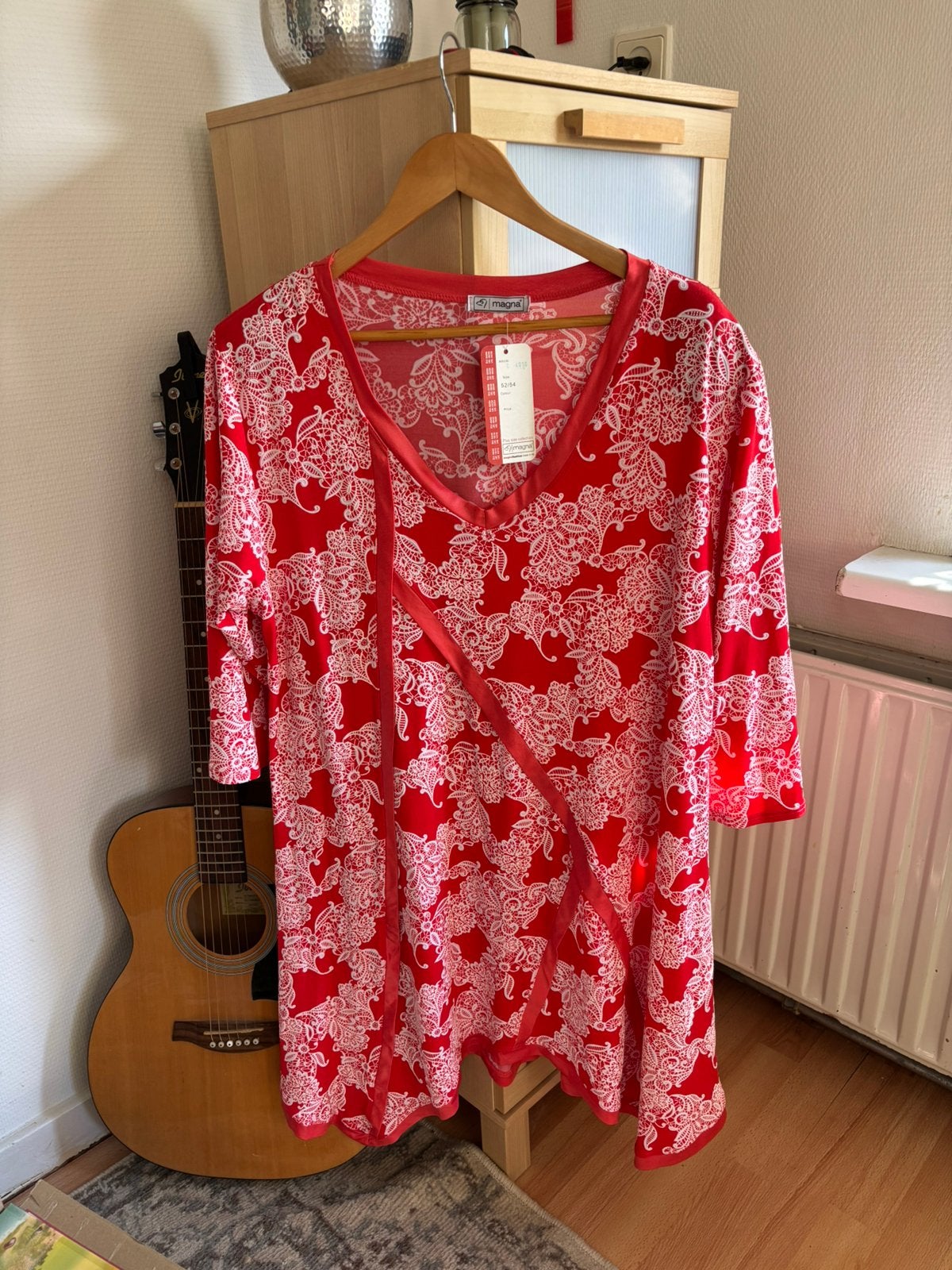 Shirt met bloemen rood/wit, maat 52/54, Ophalen of Verzenden, Nieuw, Rood, Shirt of Top