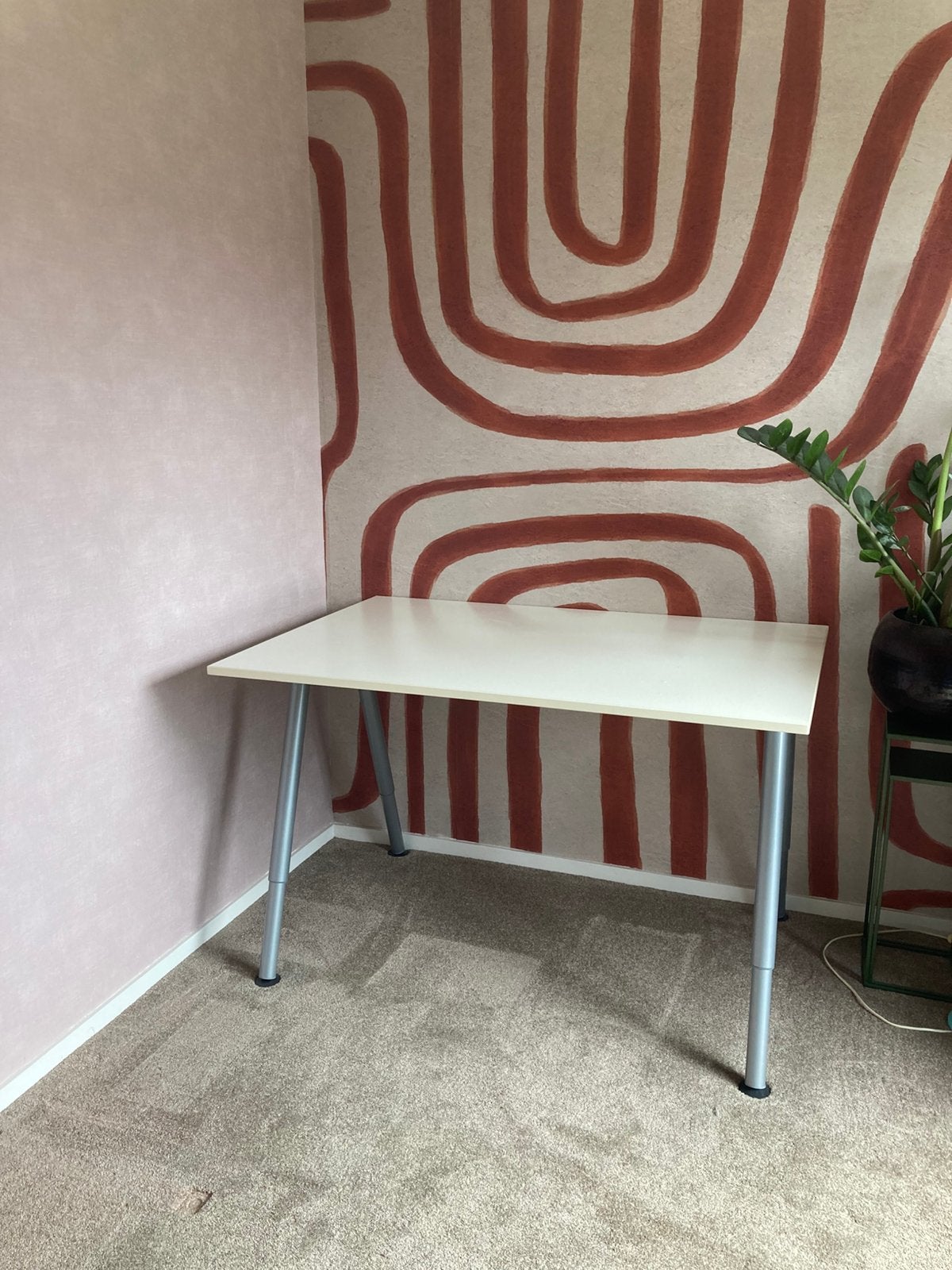 Stevig wit bureau met groot blad IKEA, Huis en Inrichting, Bureaus, Ophalen, In hoogte verstelbaar, Gebruikt, IKEA