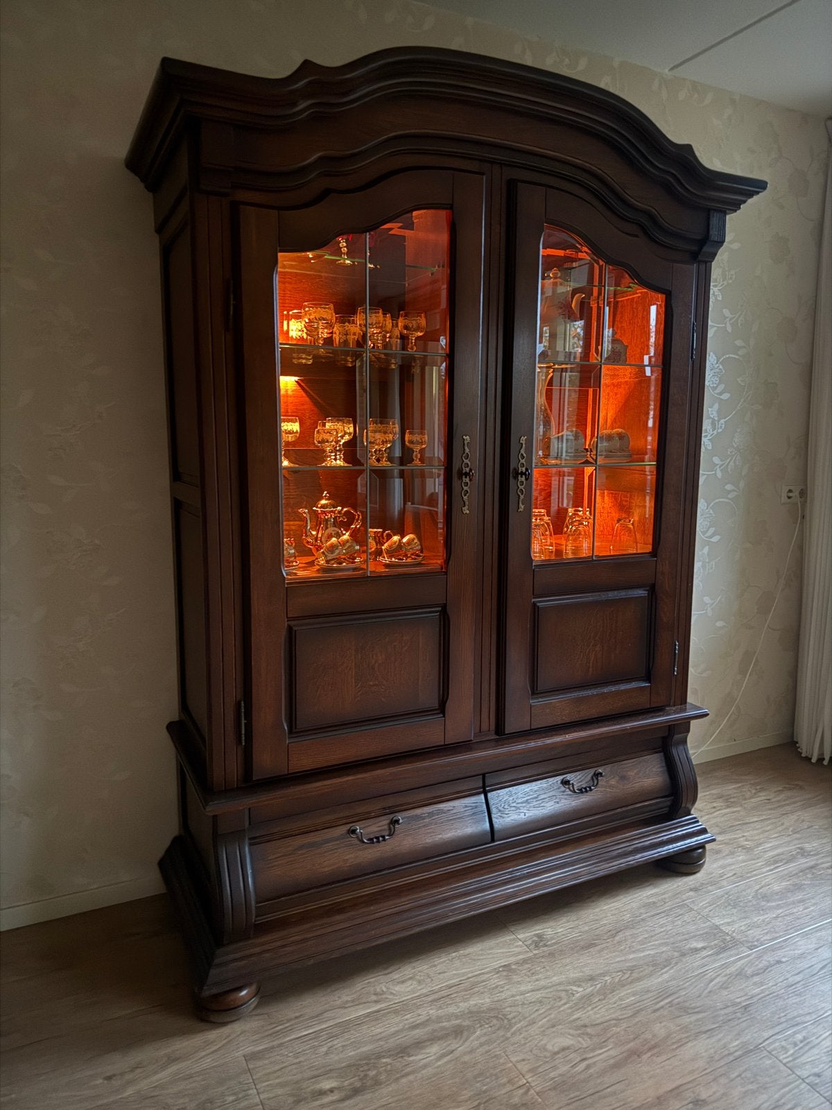 Klassieke donkerbruine buffetkast met glas en verlichting, Huis en Inrichting, Ophalen, 200 cm of meer, Met lade(s), Zo goed als nieuw