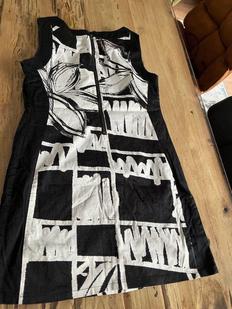 Maat 42 Mooie jurk Desiguals zwart wit zgan Valt als 40, Maat 38/40 (M), Zwart, Ophalen of Verzenden, Zo goed als nieuw