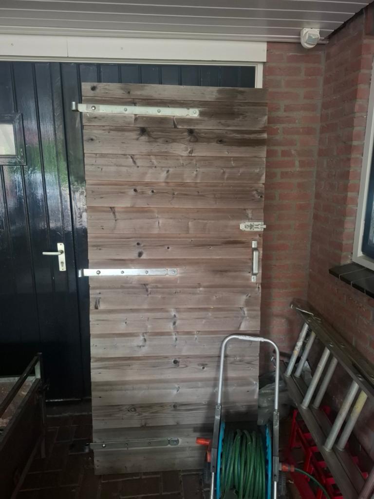 Stevige houten schuttingdeur  met metalen scharnieren, Doe-het-zelf en Verbouw, Ophalen, Gebruikt, 80 tot 100 cm, Buitendeur