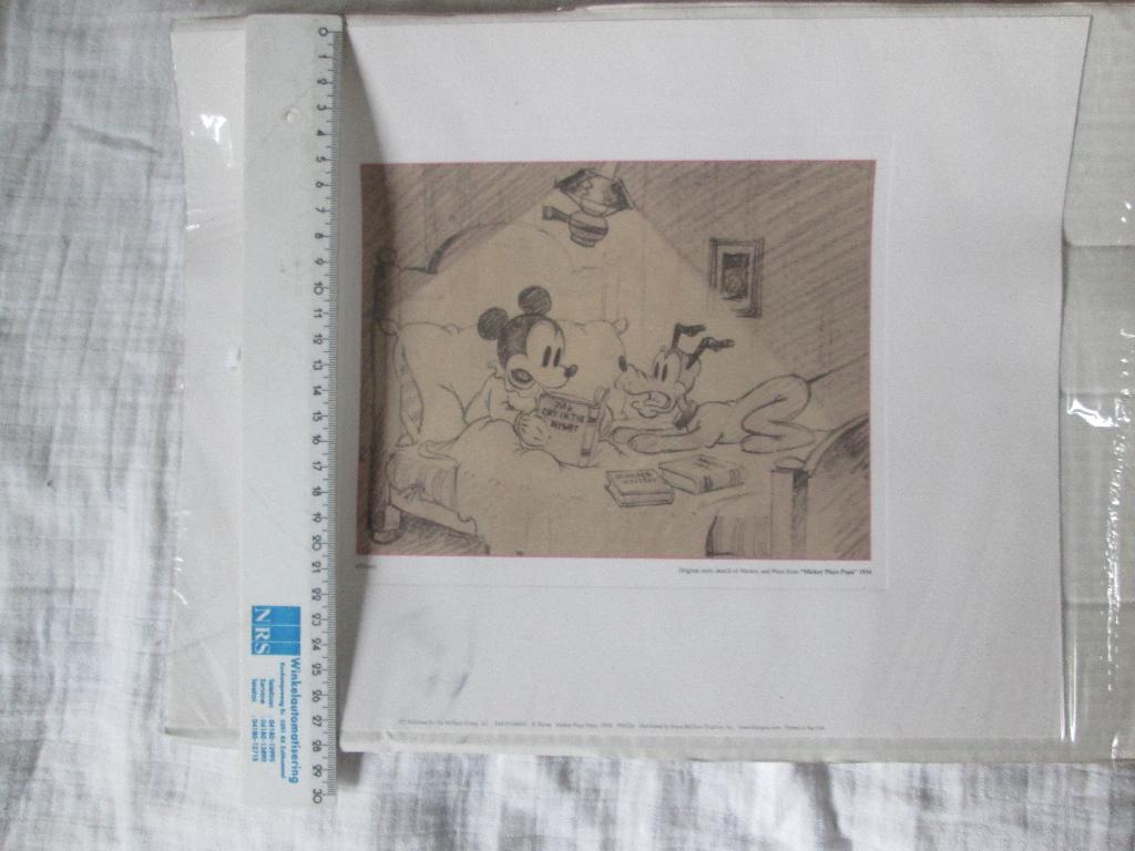 Mickey plays pappa 1934 disney micky mouse pluto, Ophalen of Verzenden, Mickey Mouse, Zo goed als nieuw, Plaatje of Poster