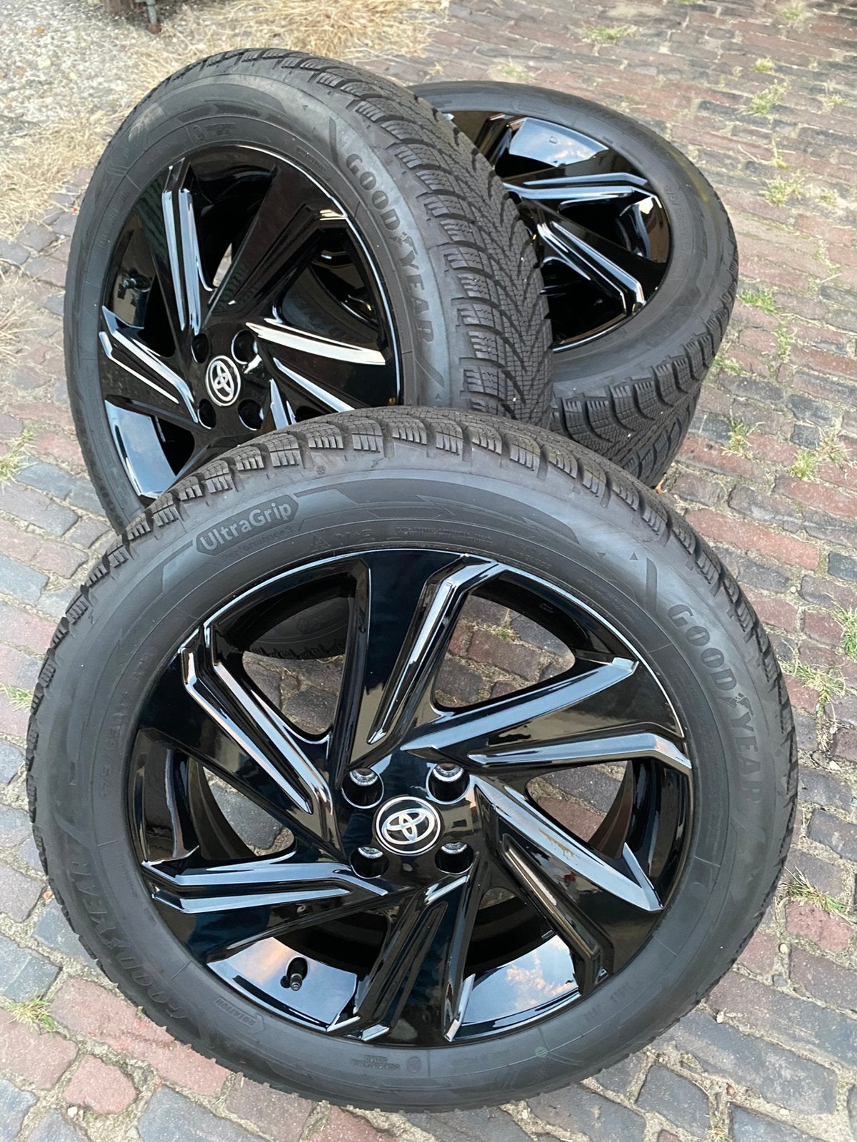 NIEUWE zwarte Toyota Aygo X velgen + Goodyear winterbanden, Auto-onderdelen, 175 mm, Banden en Velgen, Nieuw, 17 inch