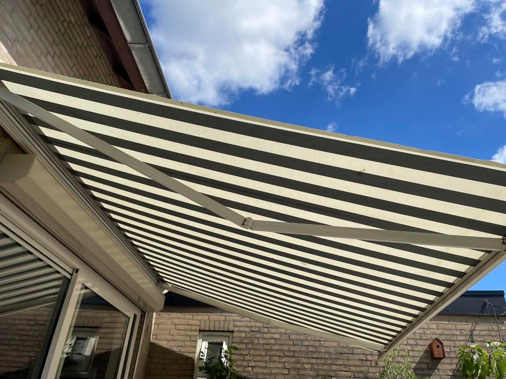 Zonnescherm met knikarm (electrisch) 395 breed, uitval 250, Tuin en Terras, Zonneschermen, 150 tot 300 cm, Ophalen, Zo goed als nieuw