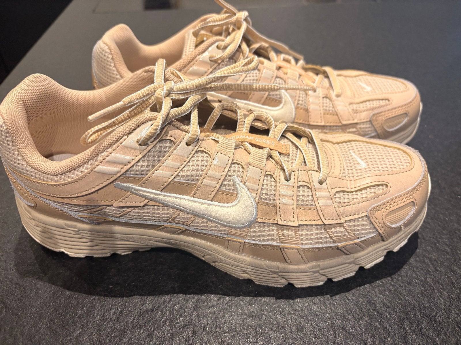 Nike P-6000 sneakers beige maat 42, Kleding | Dames, Ophalen of Verzenden, Zo goed als nieuw, Beige, Sneakers of Gympen