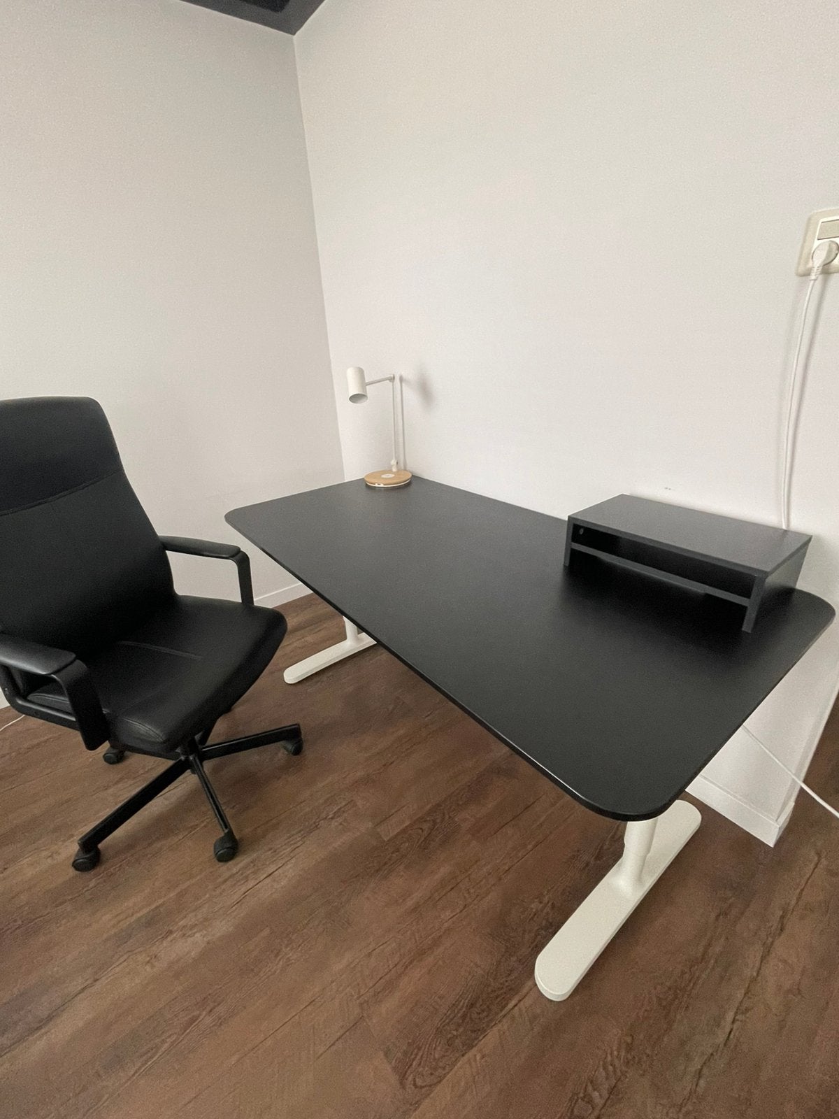 Bureau, zwart blad  met wit onderstel, Huis en Inrichting, Bureaus, Gebruikt, Computerbureau, IKEA, Modern, Metaal, Zwart, Opbergruimte