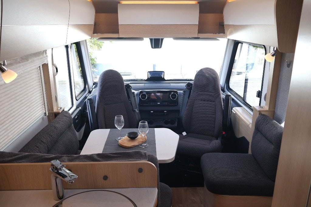 Foto 13 van Hymer BMC-I 600 WhiteLine ! BOVENKASTEN ! ALDE ! E&P LEVEL !