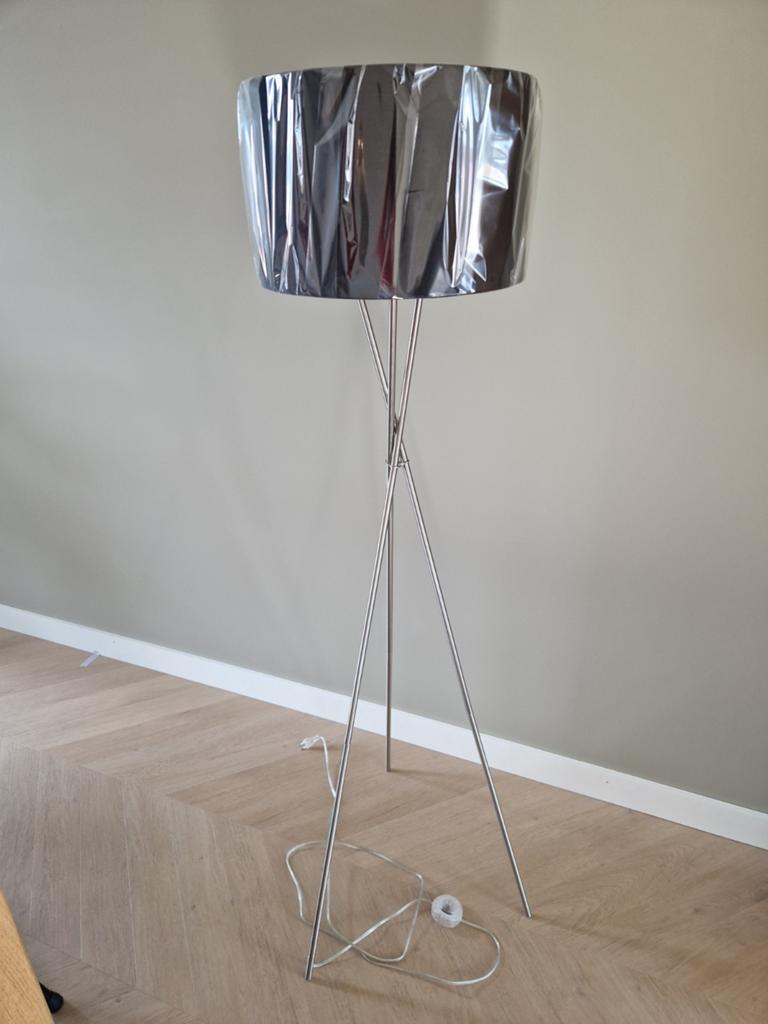 Zeer mooie RVS Eglo Fondachelli vloerlamp + nieuwe lampenkap, Huis en Inrichting, Ophalen, Zo goed als nieuw, 150 tot 200 cm