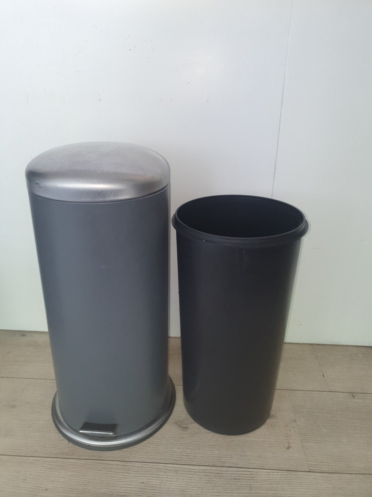 IKEA MJÖSA Pedaalemmer 30L donkergrijs RVS deksel, Gebruikt, Met pedaal, Ophalen of Verzenden, 20 tot 30 liter