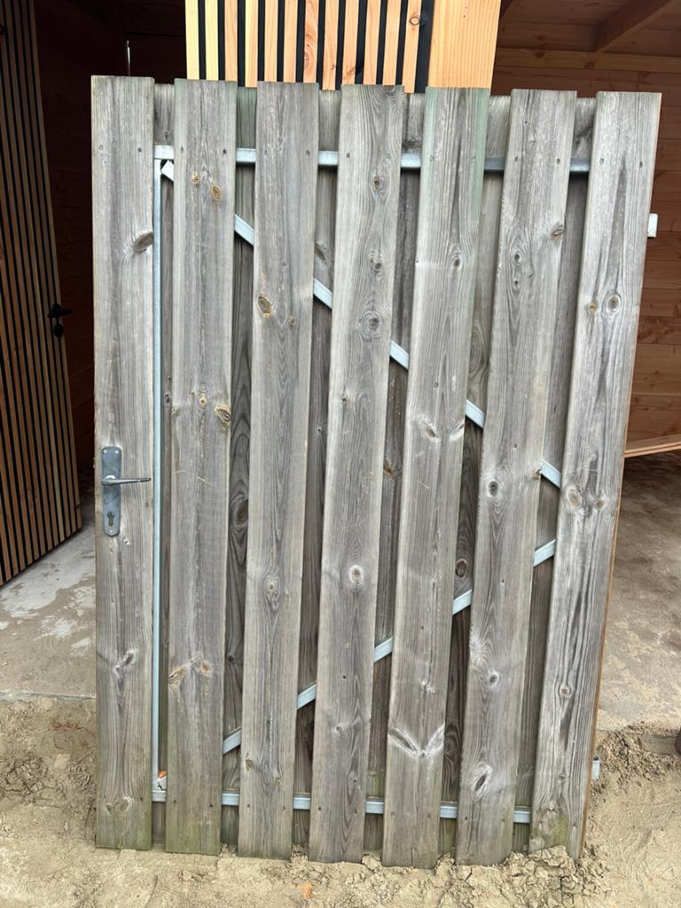 Houten poort met staal frame hang en sluitwerk, Ophalen of Verzenden, IJzer, Tuinhek