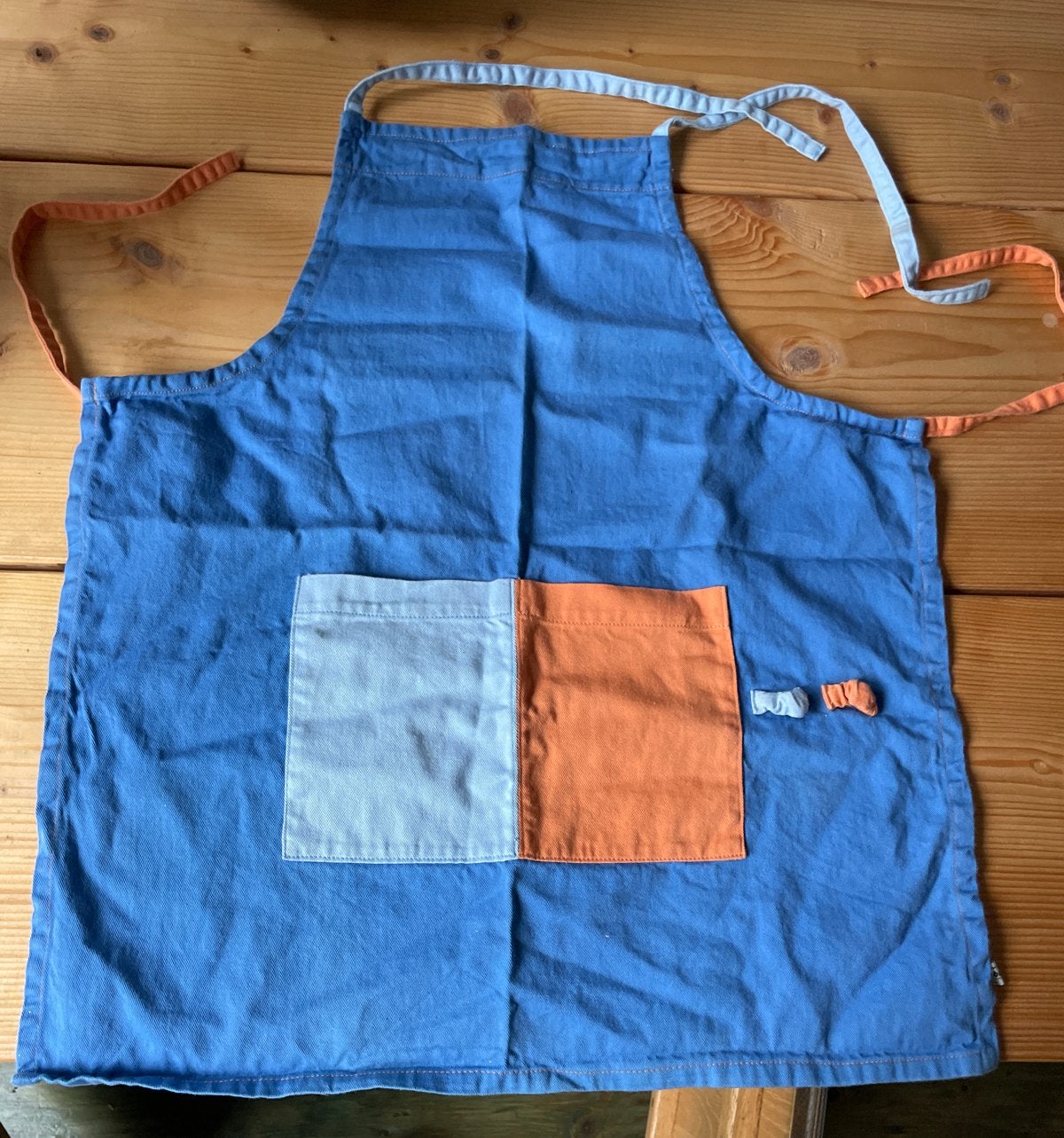 Blauwe schort met gekleurde zakken, Ophalen of Verzenden, Gebruikt, Jongen of Meisje