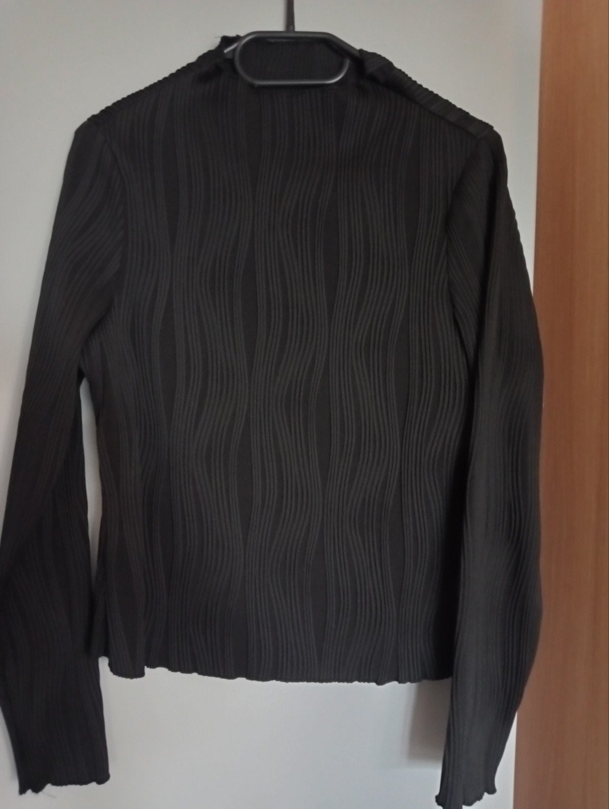 Shirt met mooi detail.  Valt als maat M, Ophalen of Verzenden, Zo goed als nieuw